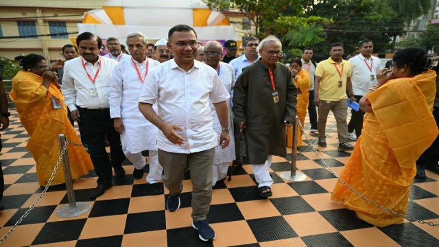 রাজশাহীর ধর্মসভা মন্দিরে ১০ লাখ টাকার চেক দিলেন প্রধানমন্ত্রী তারেক রহমান